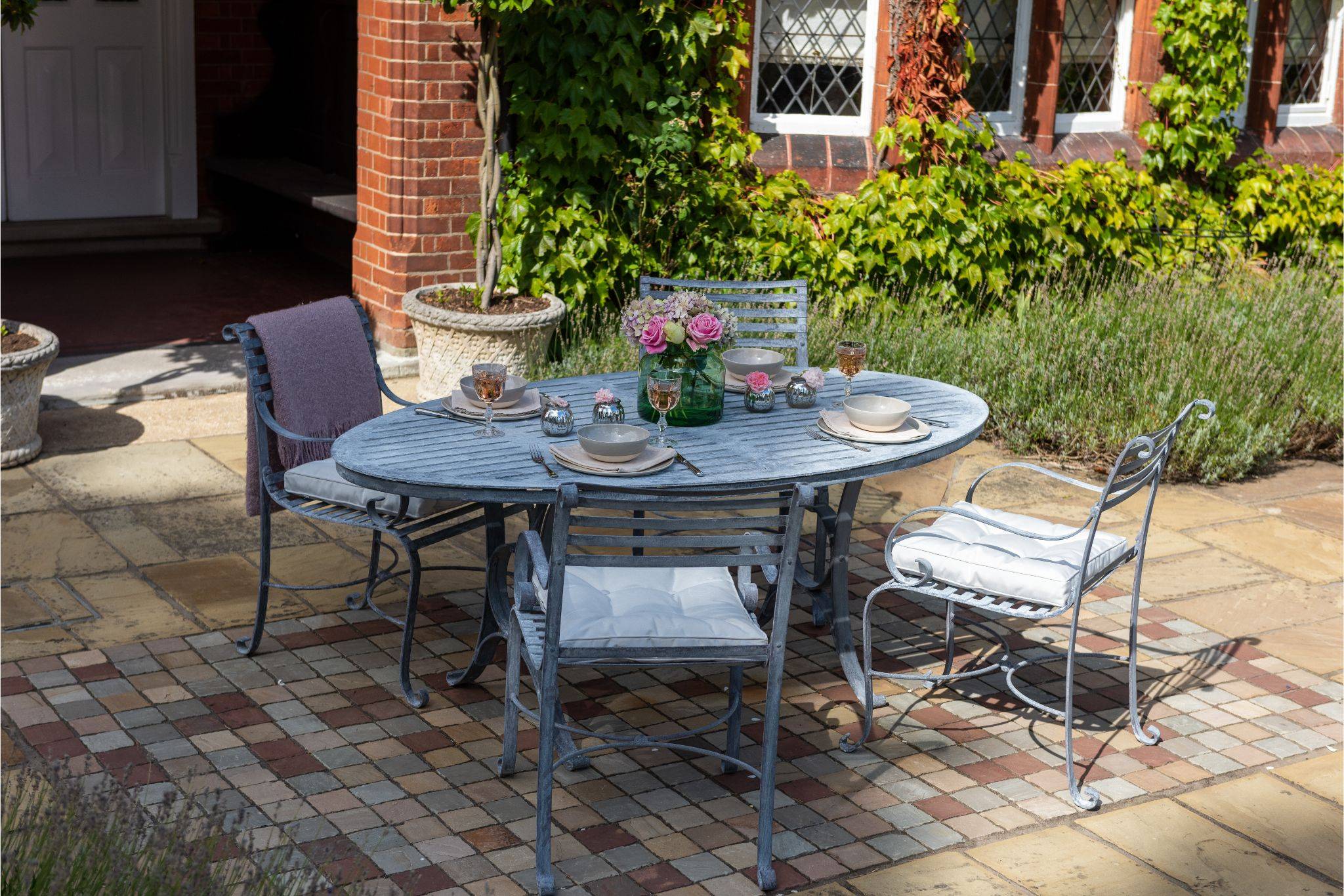 Oval Table 4 Seats_4390.jpg Oval Table 4 Seats_4390.jpg
